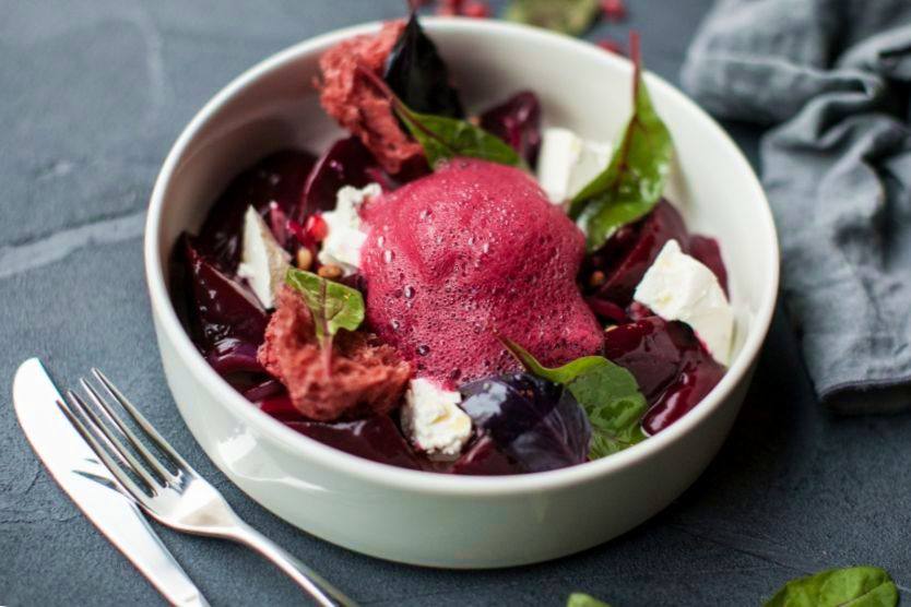 Рецепт Салат с печёной свёклой, сыром фета и свекольной пеной Готовим Салаты Салат с печёной свёклой, сыром фета и свекольной пеной