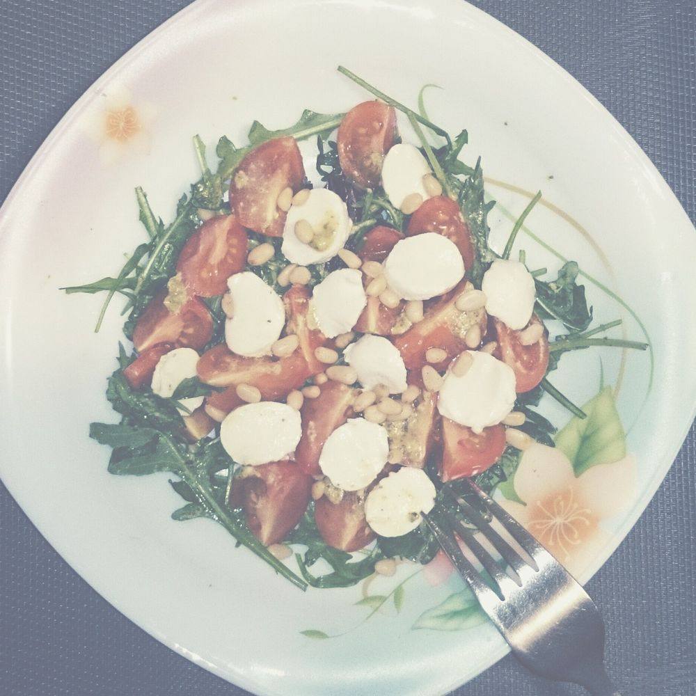 Рецепт Капрезе с рукколой, песто и кедровыми орешками Готовим Салаты Капрезе с рукколой, песто и кедровыми орешками