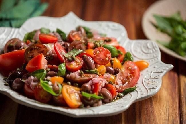 Салат из помидоров с каперсами, оливками и луком — рецепт с фото пошагово