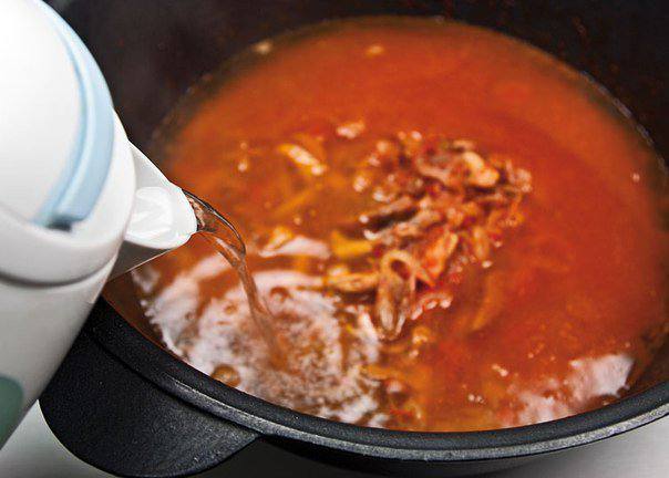 Рецепт Солянка мясная на сковороде шаг-8