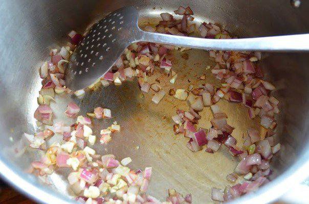 Рецепт Томатно-базиликовый суп с сырными гренками шаг-1