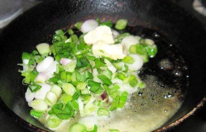 Рецепт Летний суп из лисичек с плавленым сыром шаг-3