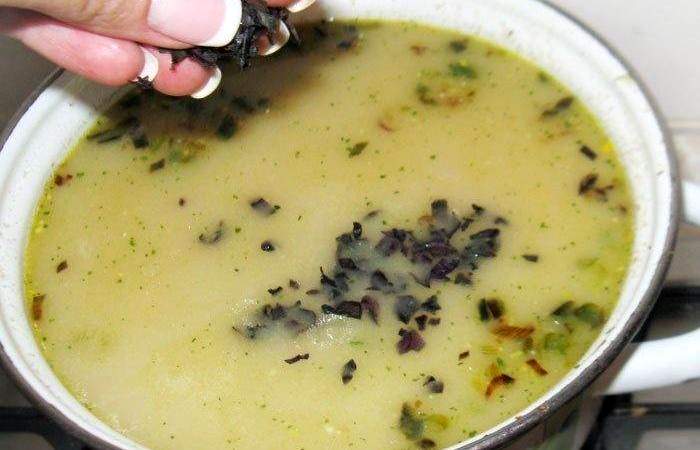 Рецепт Летний суп из лисичек с плавленым сыром шаг-7