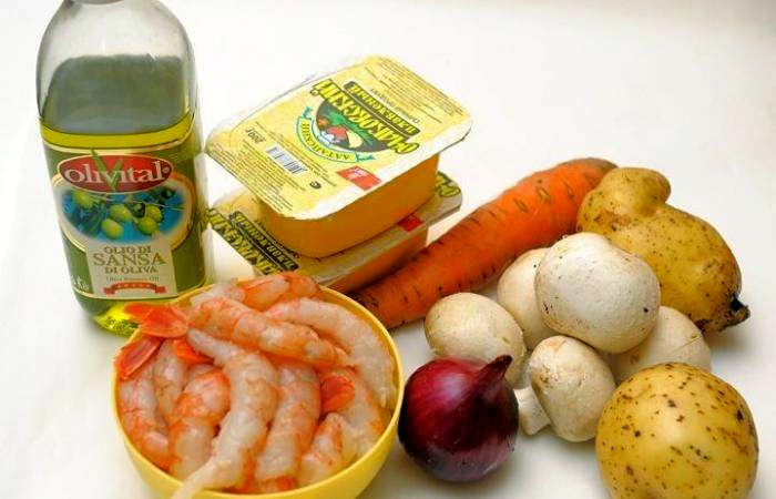 Рецепт Сырный суп с креветками и шампиньонами в мультиварке шаг-1