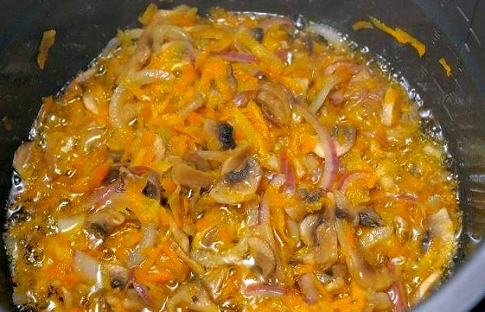 Рецепт Сырный суп с креветками и шампиньонами в мультиварке шаг-3