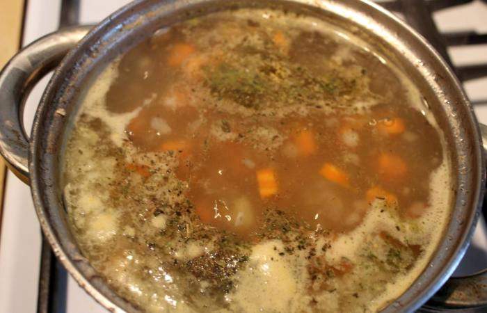 Рецепт Суп из квашеной капусты на косточке шаг-9