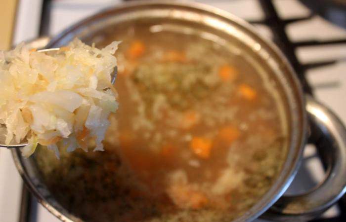 Рецепт Суп из квашеной капусты на косточке шаг-10