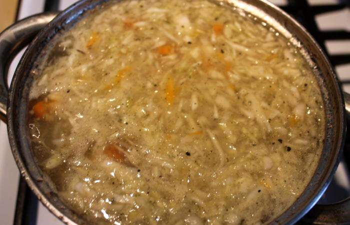 Рецепт Суп из квашеной капусты на косточке шаг-11