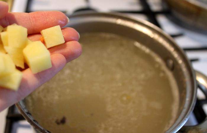 Рецепт Суп из квашеной капусты на косточке шаг-6