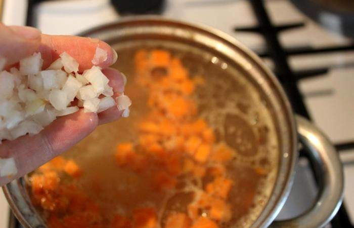 Рецепт Суп из квашеной капусты на косточке шаг-8