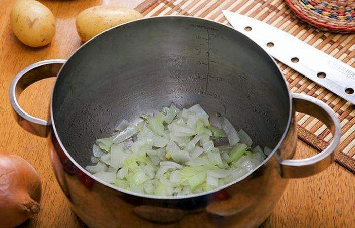 Рецепт Суп из овощей с креветками и плавленым сыром  шаг-2