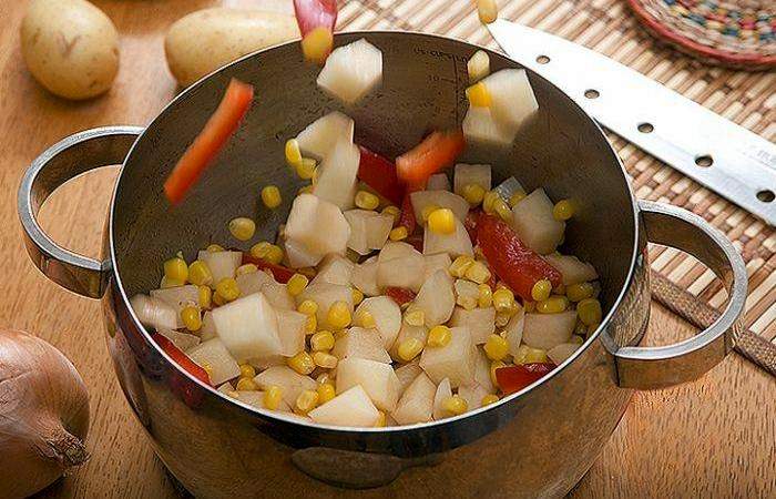 Рецепт Суп из овощей с креветками и плавленым сыром шаг-3