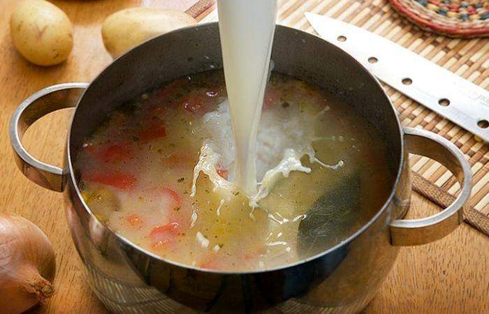 Рецепт Суп из овощей с креветками и плавленым сыром шаг-5