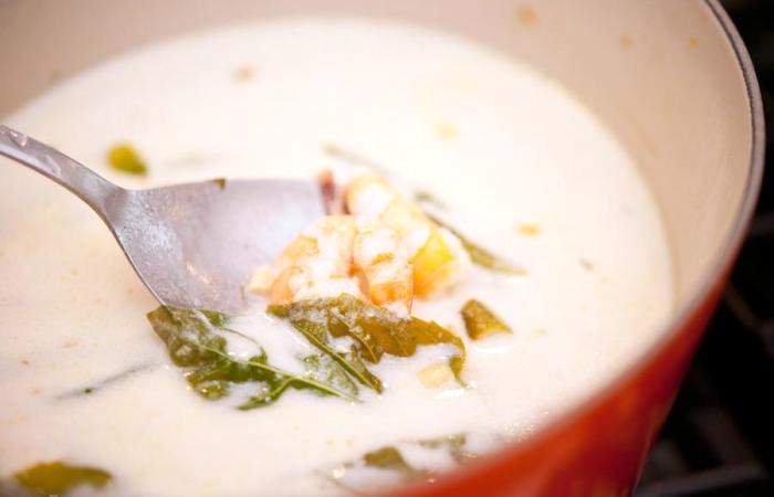 Рецепт Тайский суп на основе кокосового молока и креветок шаг-13