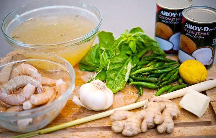 Рецепт Тайский суп на основе кокосового молока и креветок шаг-1