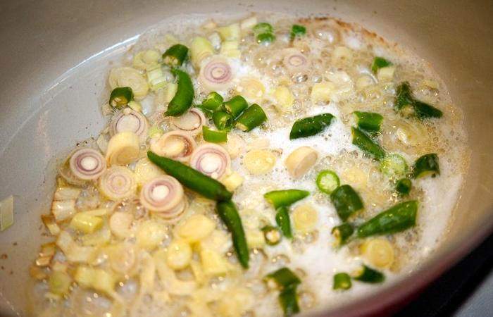 Рецепт Тайский суп на основе кокосового молока и креветок шаг-5