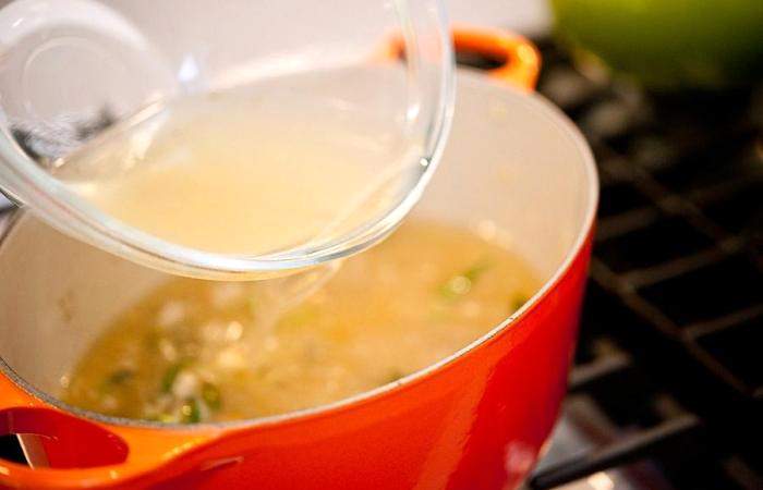 Рецепт Тайский суп на основе кокосового молока и креветок шаг-8