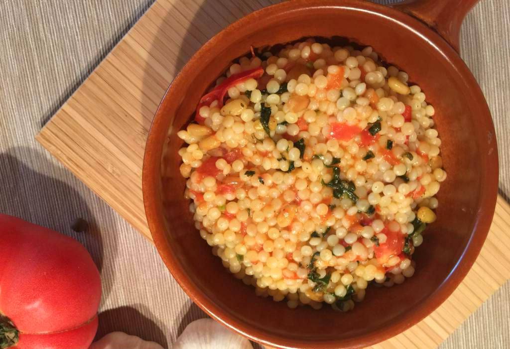 Рецепт Кускус с помидорами, пармезаном и кедровыми орехами Готовим Спорт Кускус с помидорами, пармезаном и кедровыми орехами