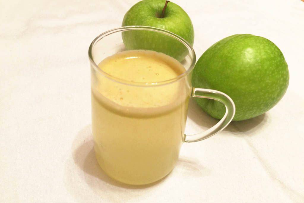 Яблочный сок вода сахар. Свежевыжатый яблочный сок. Готовим сок яблочно-сельдереевый. Сок яблоко с сельдереем 05. Подача свежевыжатого сока из яблок.