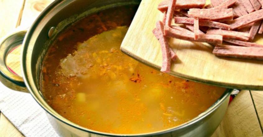 Рецепт Гороховый суп с копчёной колбасой и зеленью  шаг-4