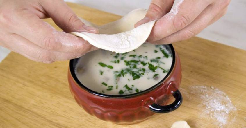 Рецепт Грибной суп под крышкой из слоеного теста  шаг-2