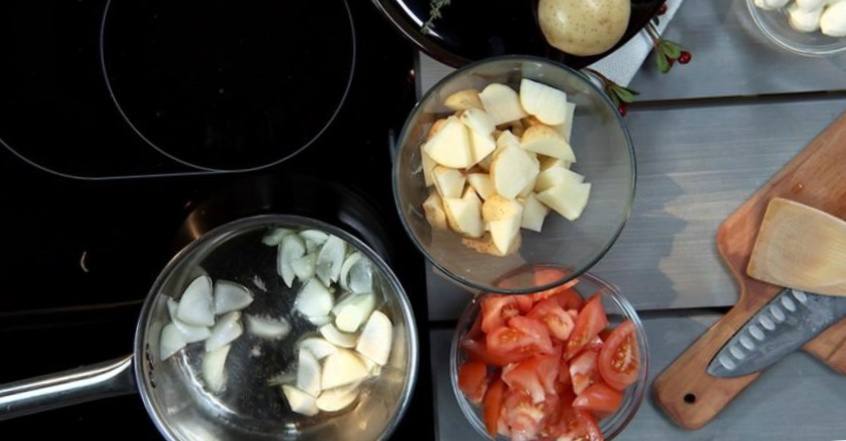 Рецепт Итальянский суп с картофелем и томатами  шаг-2