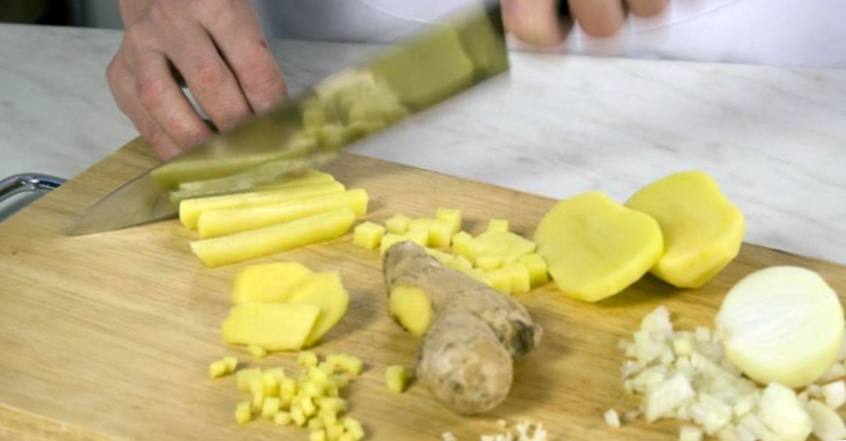 Рецепт Картофельный суп-пюре с креветками шаг-1