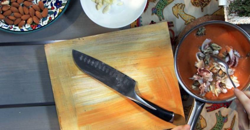 Рецепт Картофельно-томатный суп с морепродуктами шаг-1