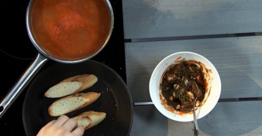 Рецепт Картофельно-томатный суп с морепродуктами  шаг-2