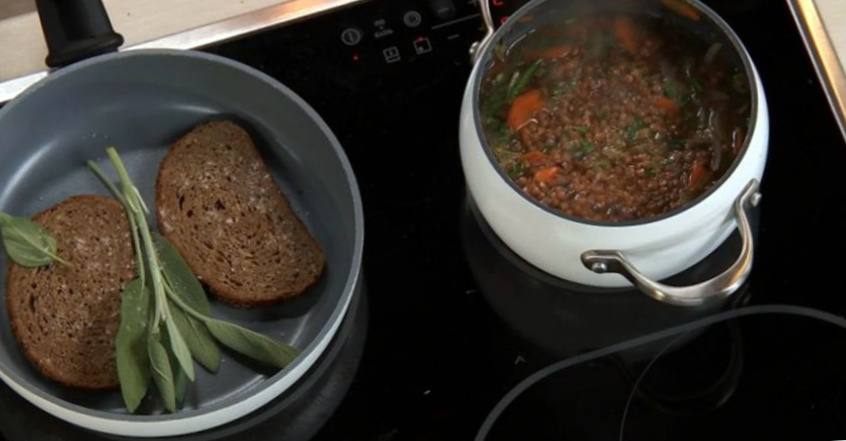Рецепт Крем-суп из чечевицы с гренками и ароматным маслом  шаг-4