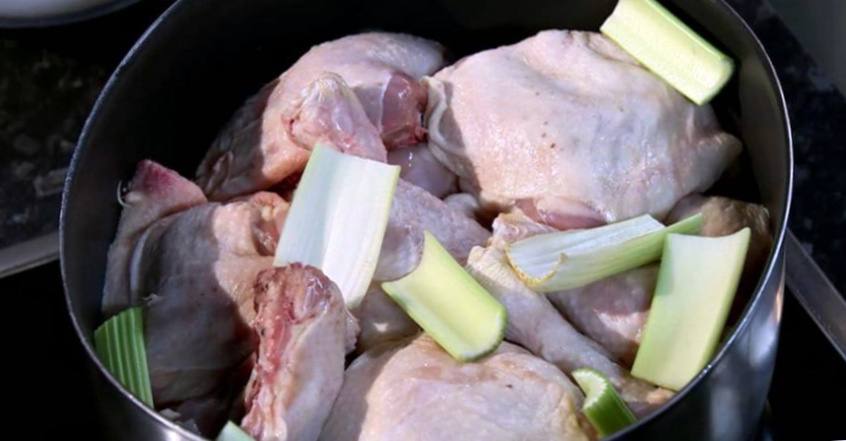Рецепт Куриный суп с клёцками шаг-1
