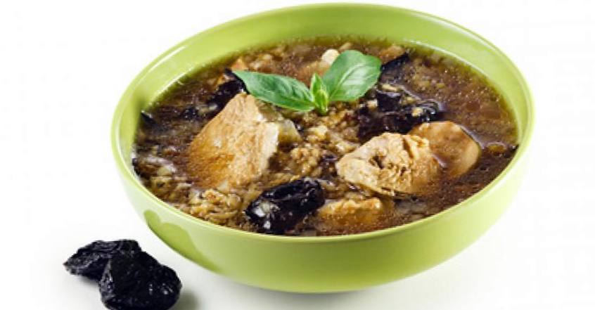 Рецепт Куриный суп с рисом и черносливом шаг-1