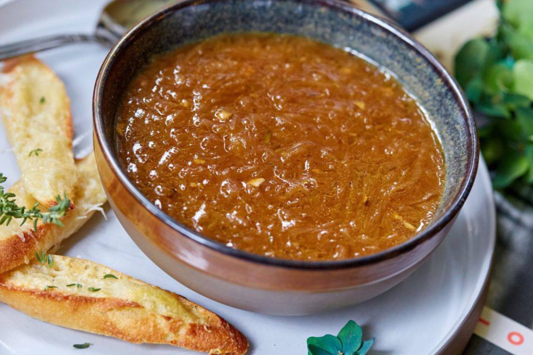 Рецепт Луковый суп с мускатным орехом шаг-5