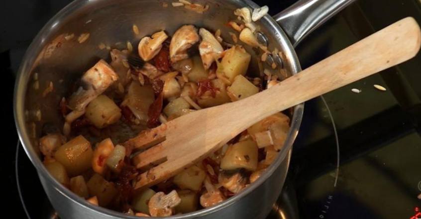 Рецепт Минестроне с грибами и колбасками чорисо шаг-3