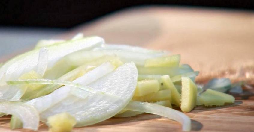 Рецепт Мятный крем-суп из горошка и кукурузы шаг-1