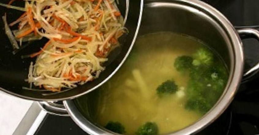 Рецепт Овощной суп с брокколи шаг-3