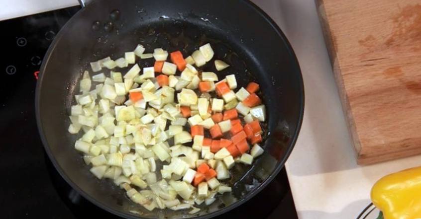 Рецепт Разноцветный суп с пангасиусом и тилапией шаг-1