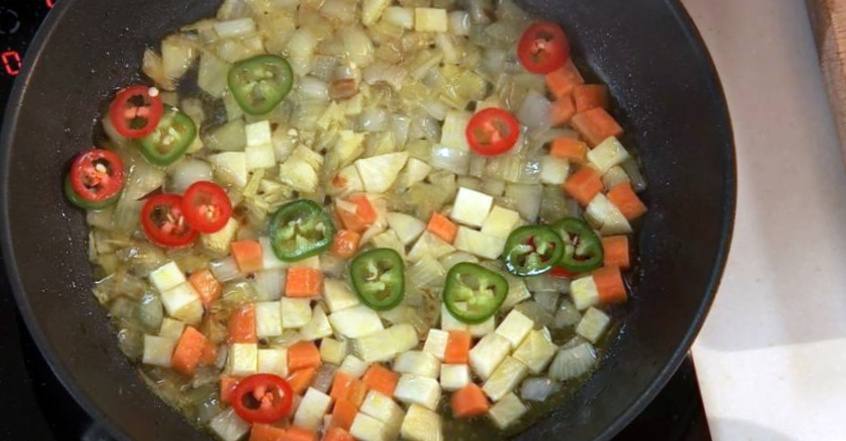 Рецепт Разноцветный суп с пангасиусом и тилапией шаг-3
