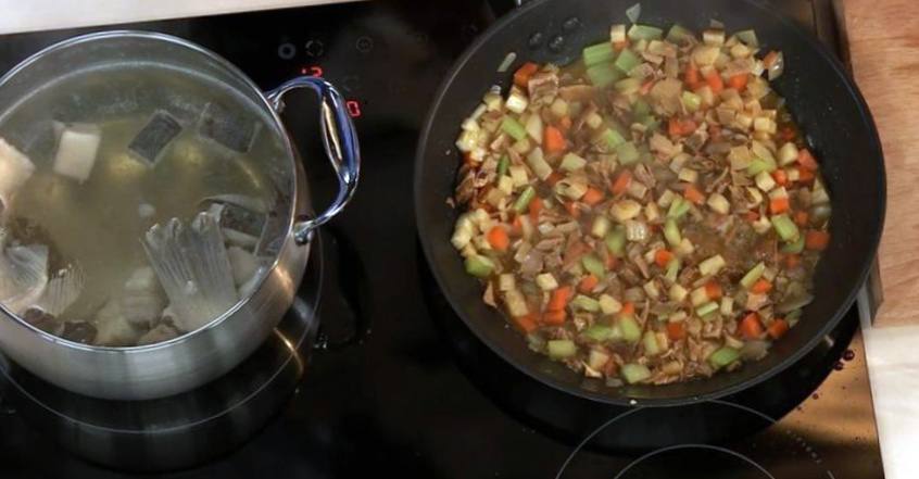 Рецепт Суп из камбалы с рисом и горохом  шаг-2