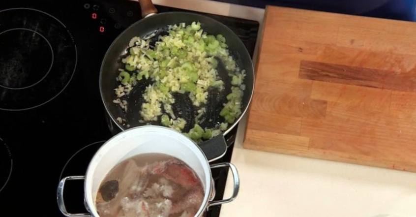 Рецепт Суп из морского окуня с тертым картофелем  шаг-2