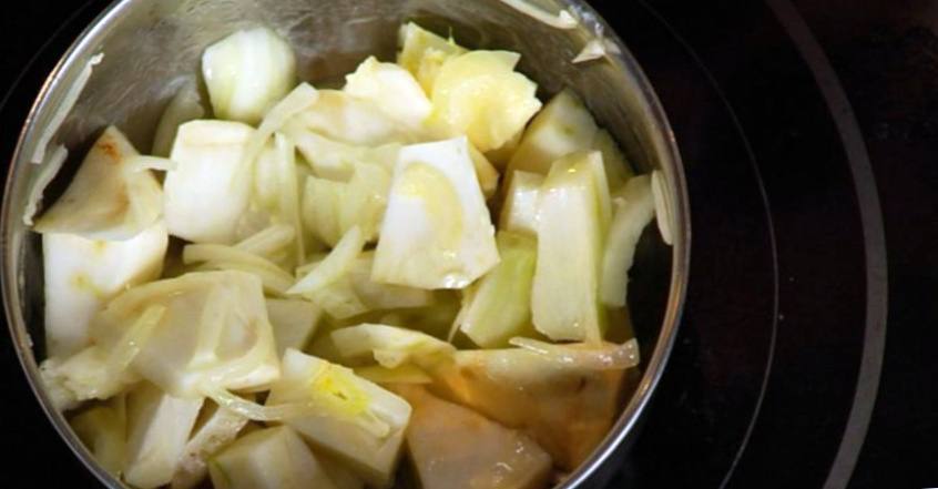 Рецепт Суп из сельдерея, фенхеля и груши  шаг-2