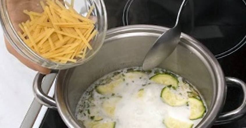 Рецепт Суп молочный с овощами и вермишелью  шаг-2