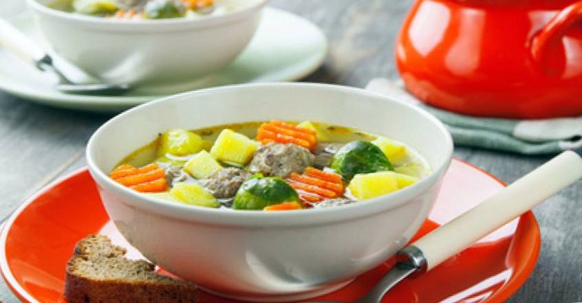 Рецепт Суп с фрикадельками и брюссельской капустой шаг-1