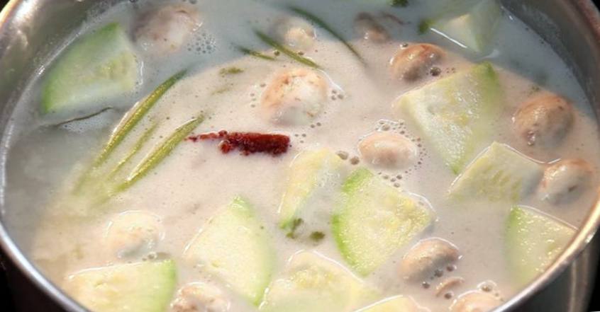 Рецепт Том Кха Гай. Куриный суп с кокосовым молоком и галангалом шаг-6