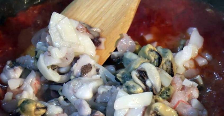 Рецепт Томатный суп с морепродуктами шаг-3