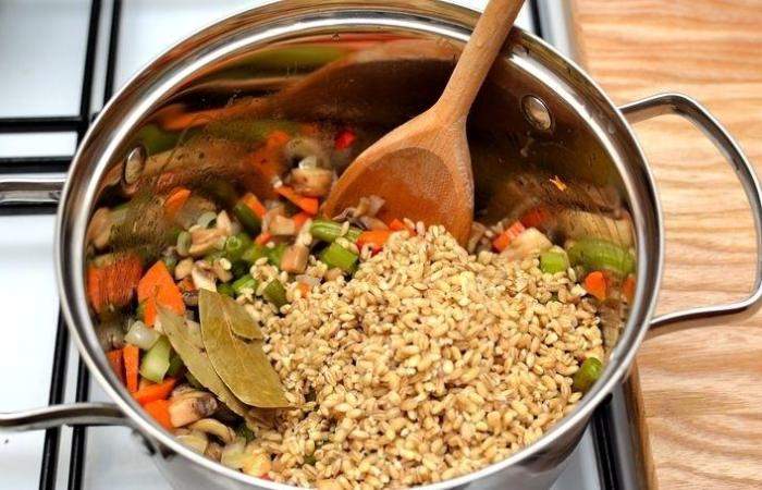 Рецепт Овощной суп с перловой крупой шаг-3
