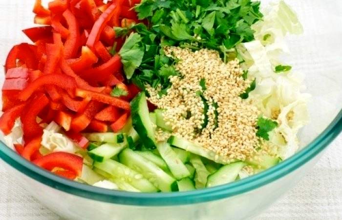 Рецепт Салат из пекинской капусты с овощами шаг-6