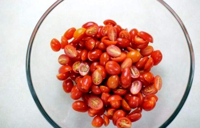 Рецепт Салат из помидоров со сметаной шаг-1