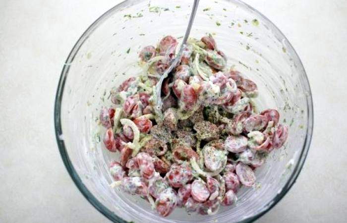 Рецепт Салат из помидоров со сметаной шаг-3