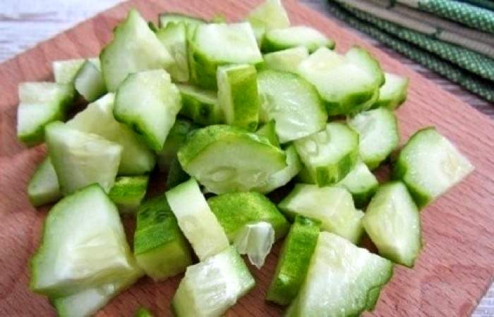 Рецепт Салат с редисом, огурцом и авокадо шаг-1